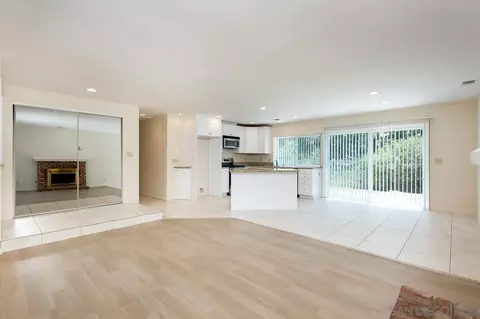 Living - 14933 Cinchring Dr, Poway, CA 92064 photo 2 of 7