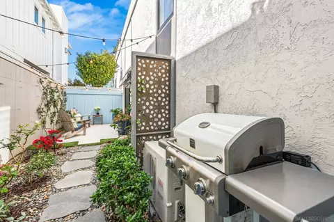 Exterior - 909 Olive Ave, Coronado, CA 92118 photo 4 of 10