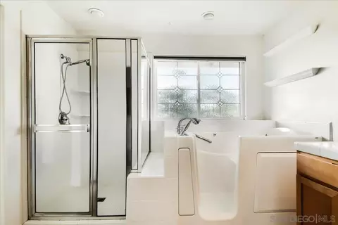Bath - 118 Windvane Ln, Carlsbad, CA 92011 photo 2 of 4