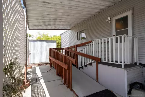 Exterior - 284 Picnic View Ln, Oceanside, CA 92056 photo 3 of 4