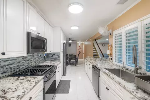 Kitchen - 13635 Comuna Dr, Poway, CA 92064 photo 2 of 5