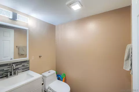 Bath - 13635 Comuna Dr, Poway, CA 92064 photo 1 of 5
