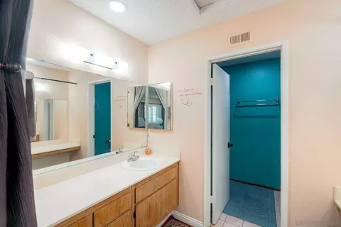 Bath - 13635 Comuna Dr, Poway, CA 92064 photo 2 of 5