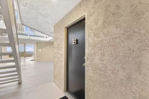 Entry Way - 1118 S Pacific St UNIT B, Oceanside, CA 92054 photo 3 of 3