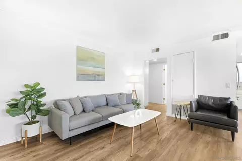 Living - 1118 S Pacific St UNIT B, Oceanside, CA 92054 photo 1 of 8
