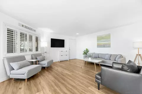 Living - 1118 S Pacific St UNIT B, Oceanside, CA 92054 photo 5 of 8