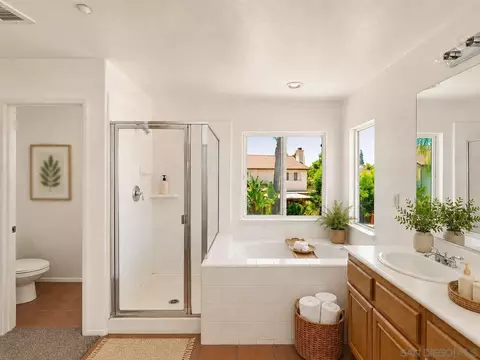 Bath - 1586 Silver Cup Ct, Redlands, CA 92374 photo 5 of 10