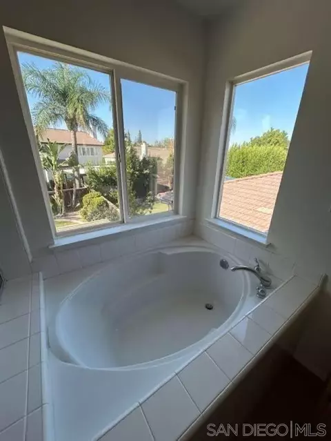Bath - 1586 Silver Cup Ct, Redlands, CA 92374 photo 3 of 10