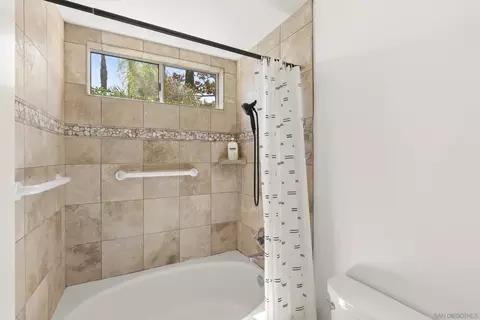 Bath - 2011 Rachelle Pl, Escondido, CA 92025 photo 2 of 3