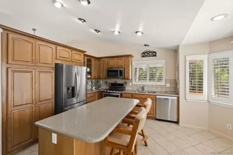 Kitchen - 2011 Rachelle Pl, Escondido, CA 92025 photo 2 of 5