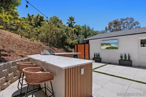 Exterior - 2586 Azure Coast Dr, La Jolla, CA 92037 photo 4 of 14