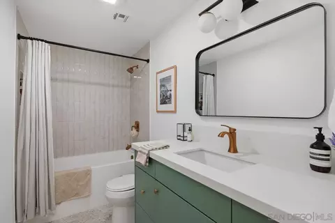 Bath - 2586 Azure Coast Dr, La Jolla, CA 92037 photo 3 of 4