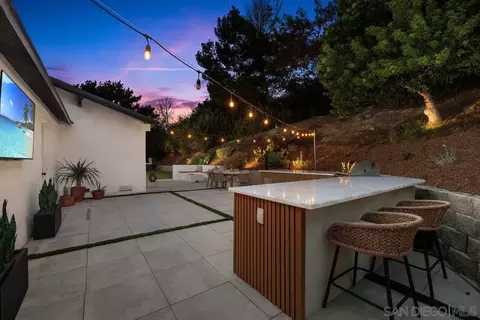 Exterior - 2586 Azure Coast Dr, La Jolla, CA 92037 photo 10 of 14