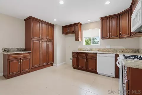 Kitchen - 1010 Thomas Way, Escondido, CA 92027 photo 3 of 4