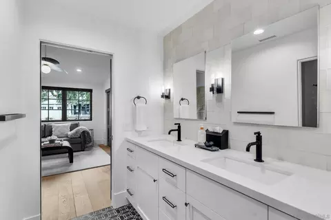 Bath - 1130 Pine St, Coronado, CA 92118 photo 3 of 5