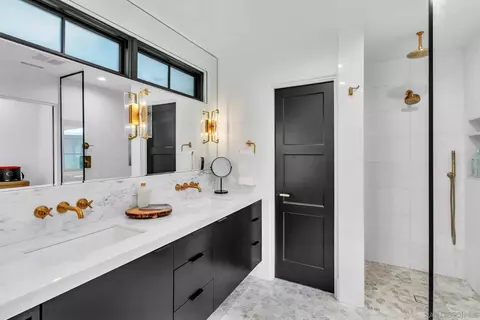 Bath - 1130 Pine St, Coronado, CA 92118 photo 2 of 5