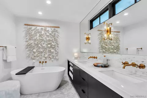 Bath - 1130 Pine St, Coronado, CA 92118 photo 1 of 5