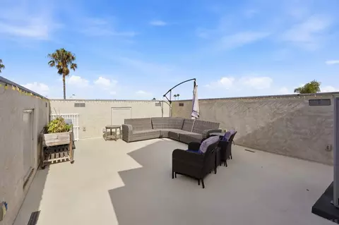 Exterior - 7 Green Turtle Rd, Coronado, CA 92118 photo 2 of 8