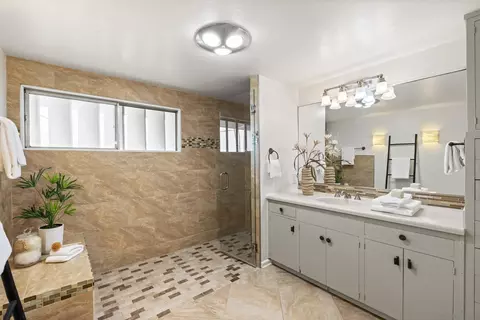 Bath - 1616 Clemson Cir, La Jolla, CA 92037 photo 1 of 2