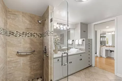 Bath - 1616 Clemson Cir, La Jolla, CA 92037 photo 2 of 2