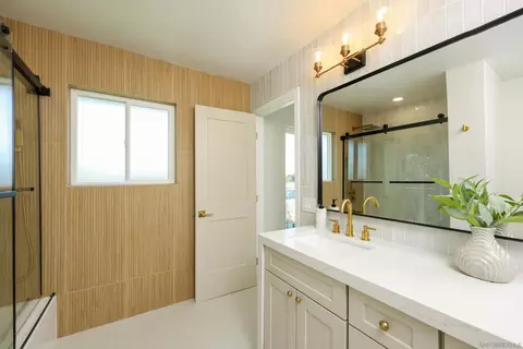 Bath - 658-660 Santa Fe Dr, Encinitas, CA 92024 photo 3 of 5