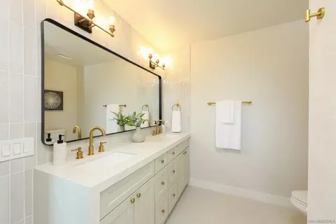 Bath - 658-660 Santa Fe Dr, Encinitas, CA 92024 photo 2 of 5