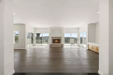 Living - 941 Avocado Pl, Del Mar, CA 92014 photo 2 of 9