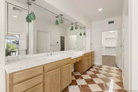 Bath - 941 Avocado Pl, Del Mar, CA 92014 photo 2 of 4