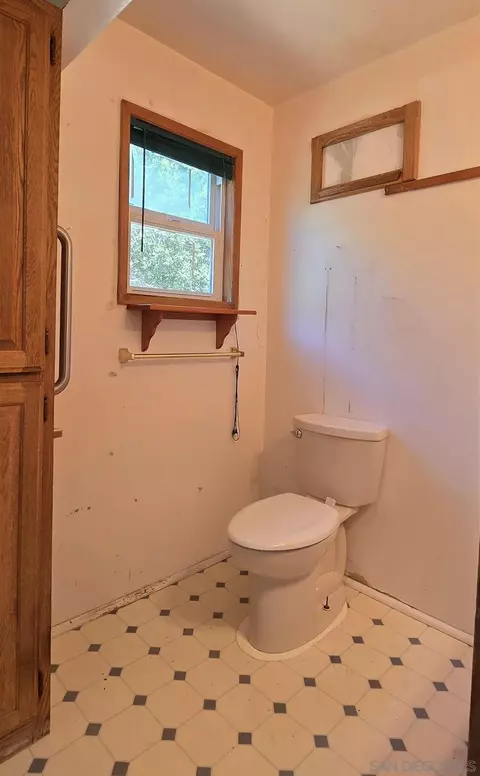 Bath - 34767 Natchez Trl, Julian, CA 92036 photo 2 of 5