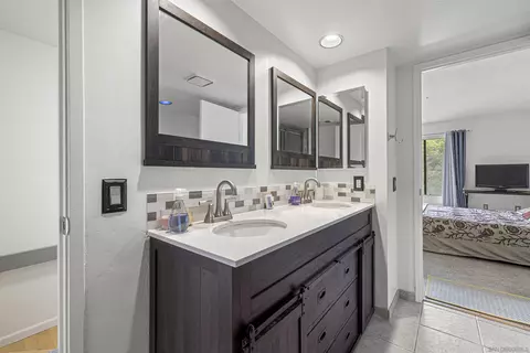 Bath - 814 America Way, Del Mar, CA 92014 photo 2 of 3
