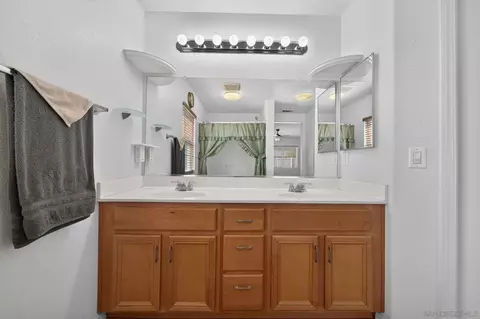 Bath - 798 Abelia Ln, Perris, CA 92571 photo 2 of 3