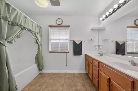 Bath - 798 Abelia Ln, Perris, CA 92571 photo 3 of 3
