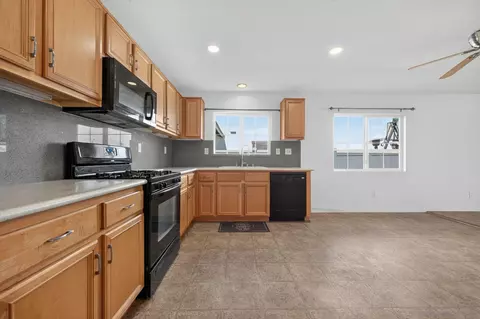 Kitchen - 798 Abelia Ln, Perris, CA 92571 photo 2 of 3