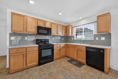 Kitchen - 798 Abelia Ln, Perris, CA 92571 photo 3 of 3