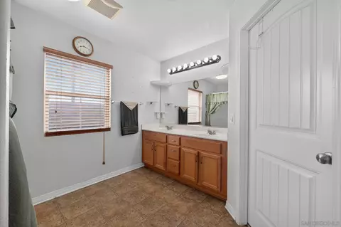 Bath - 798 Abelia Ln, Perris, CA 92571 photo 1 of 3