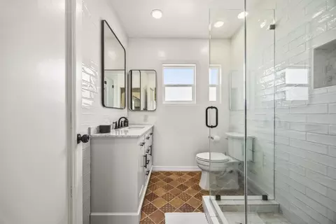 Bath - 1011 W Cypress Ave, Redlands, CA 92373 photo 1 of 3