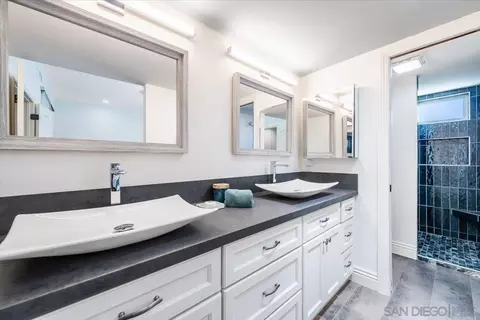 Bath - 3603 Lorimer Ln, Encinitas, CA 92024 photo 3 of 4