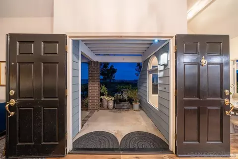 Entry Way - 3603 Lorimer Ln, Encinitas, CA 92024 photo 2 of 3