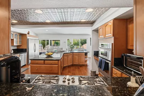 Kitchen - 13126 Silver Saddle Ln, Poway, CA 92064 photo 4 of 11