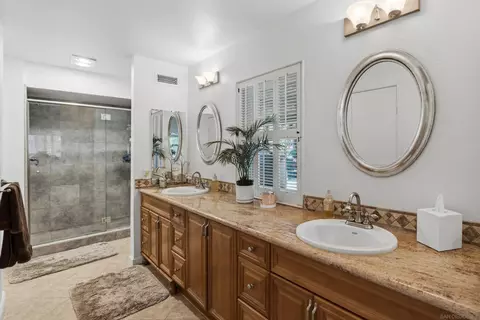 Bath - 13126 Silver Saddle Ln, Poway, CA 92064 photo 3 of 6