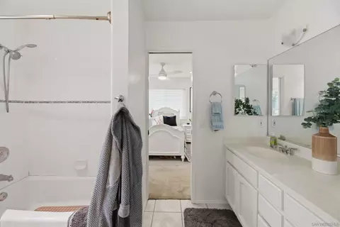Bath - 13126 Silver Saddle Ln, Poway, CA 92064 photo 2 of 6