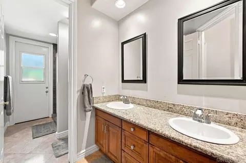 Bath - 3501 Lone Hill Ln, Encinitas, CA 92024 photo 2 of 8