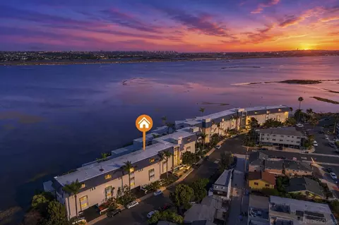 4015 Crown Point Dr #P6, San Diego, CA 92109