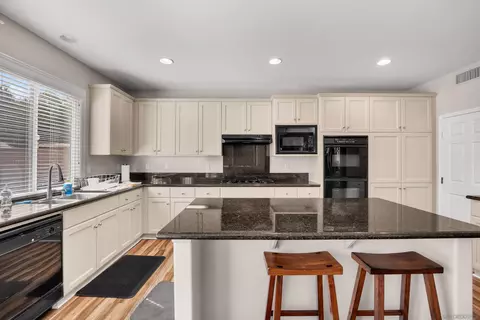 Kitchen - 563 Crystal Downs Gln, Escondido, CA 92026 photo 2 of 4