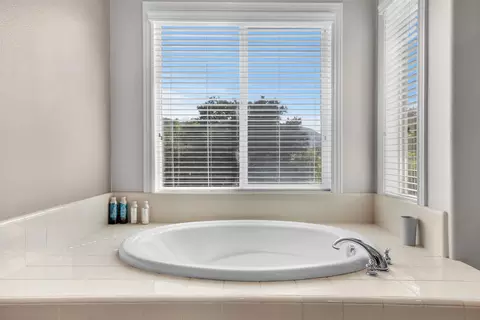 Bath - 563 Crystal Downs Gln, Escondido, CA 92026 photo 2 of 3