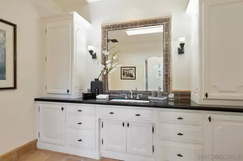Bath - 1205 Muirlands Dr, La Jolla, CA 92037 photo 3 of 4