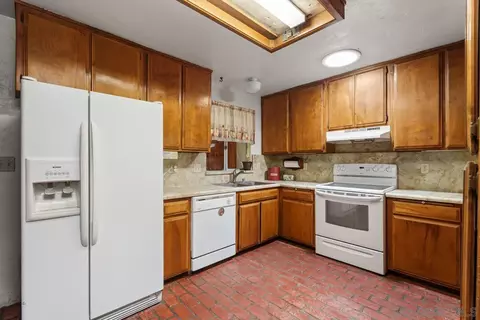 Kitchen - 2906 Lakeview Dr, Julian, CA 92036 photo 2 of 4