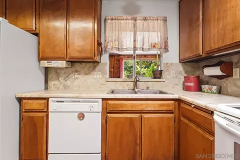 Kitchen - 2906 Lakeview Dr, Julian, CA 92036 photo 3 of 4