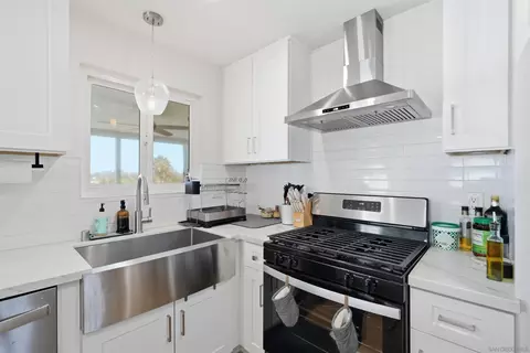 Kitchen - 168 Manton Way, Vista, CA 92084 photo 7 of 8