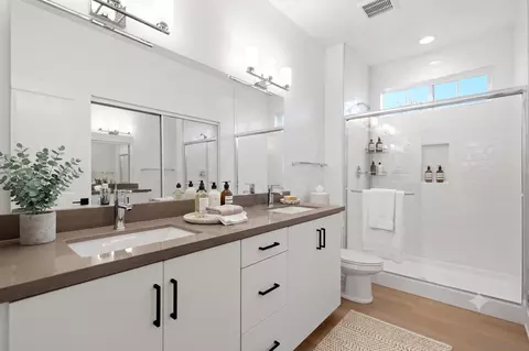 Bath - 404 Zoey Ln, Encinitas, CA 92024 photo 1 of 2